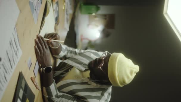 Вертикальний Знімок Афроамериканського Художника Чоловіка Який Слухає Музику Малює Ескіз — стокове відео