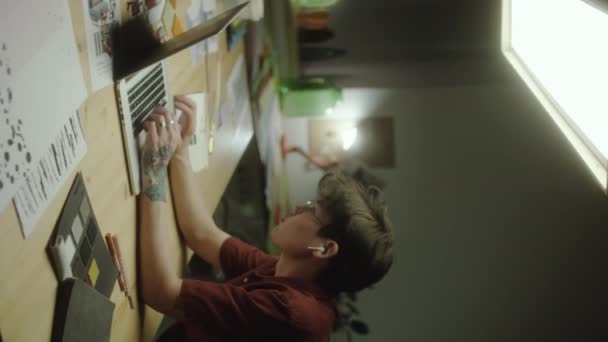 Genç Asyalı Tasarımcının Masaya Eğildiği Kalemle Aldığı Yaratıcı Stüdyoda Çalışırken — Stok video
