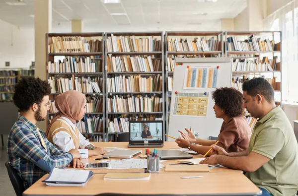 Csoport Külföldi Diákok Akik Online Leckét Tanár Miközben Könyvtárban — Stock Fotó