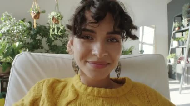 Clip Multiple Avec Transition Inclinable Sans Couture Deux Jeunes Belles — Video
