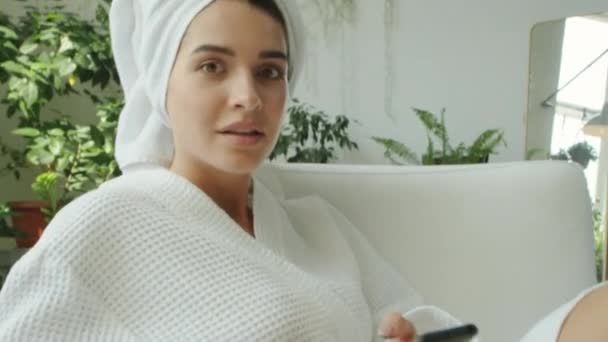 드레스를 곱슬머리를 화장실에 전화기를 의자에 수건을 옷차림을 의상바꾸기 비디오 미디어 — 비디오