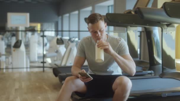 Spor Giyim Sektöründe Kaslı Bir Adam Spor Salonunda Koşu Bandında — Stok video