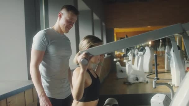 Žena Pomocí Lat Pulldown Stroj Při Cvičení Tělocvičně Mužské Fitness — Stock video