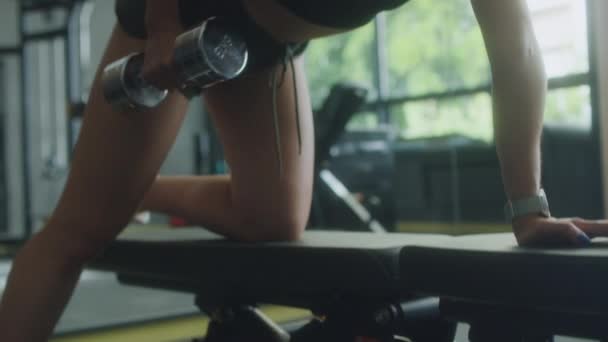 Close Tilt Shot Fit Woman Sports Bra Shorts Doing Single — Stok Video