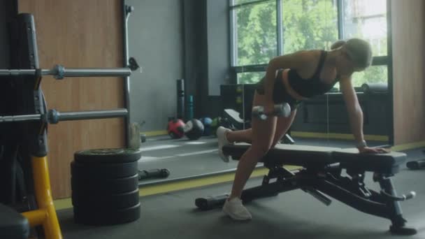 Mujer Atlética Sujetador Deportivo Pantalones Cortos Haciendo Ejercicio Fila Mancuerna — Vídeos de Stock