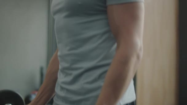 在健身房锻炼时 穿着运动服的肌肉男用举重的冰棍做二头肌卷曲的倾斜镜头 — 图库视频影像