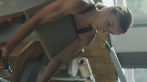 Tiro Vertical Mulher Forte Usando Máquina Pregador Fazer Cachos Bíceps — Vídeo de Stock