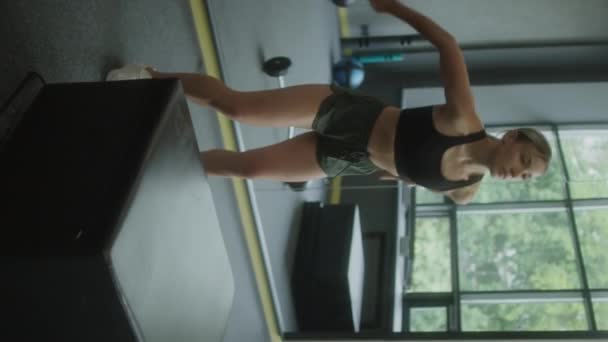 Tiro Vertical Mujer Fuerte Ropa Deportiva Saltando Caja Mientras Tiene — Vídeos de Stock