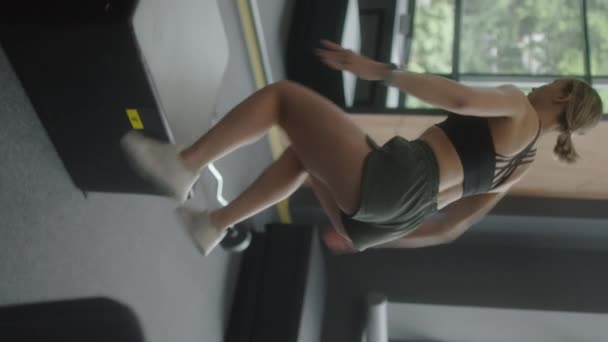 Tiro Vertical Mulher Sportswear Pulando Caixa Enquanto Exercitando Ginásio — Vídeo de Stock