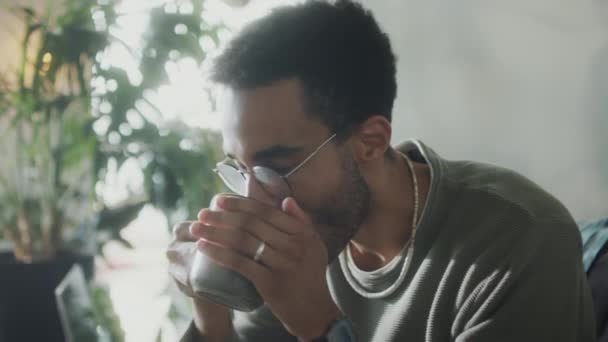 Detailní Záběr Mladého Pohledného Muže Sedícího Doma Popíjejícího Horký Čaj — Stock video