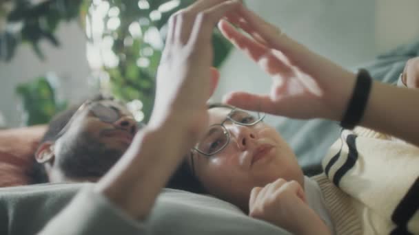 Close Tiro Jovem Casal Multiétnico Abraçando Tocando Suas Mãos Suavemente — Vídeo de Stock