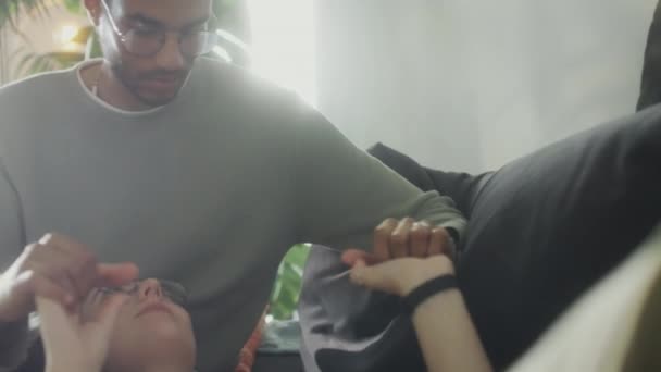 Poręczne Ujęcie Młodej Romantycznej Pary Trzymającej Się Ręce Patrzącej Siebie — Wideo stockowe