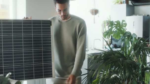 Junger Mann Installiert Solarmodul Sitzt Dann Schreibtisch Und Arbeitet Umweltfreundlichen — Stockvideo
