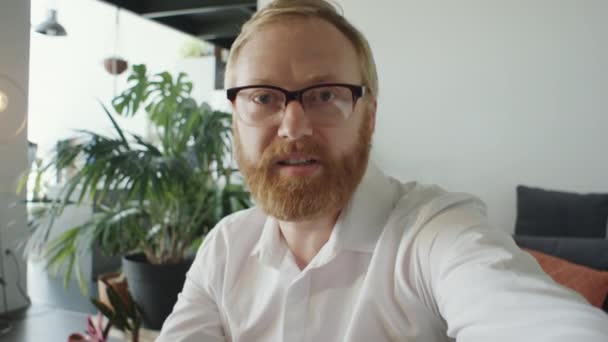 白种人商人身穿正式衬衫 戴着眼镜 看着相机 在网上视频通话时的Pov — 图库视频影像