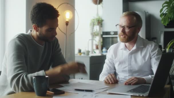 家庭での相談の際に若い男に文書を説明する金融プランナー — ストック動画