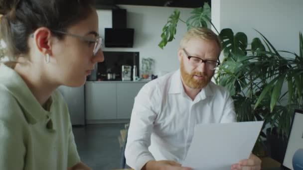 Mann Sitzt Neben Seiner Frau Und Bespricht Haushaltsplan Mit Finanzberater — Stockvideo