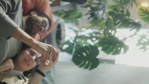Plan Vertical Jeunes Couples Romantiques Couchés Ensemble Sur Canapé Maison — Video