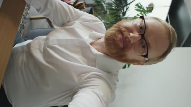 Beyaz Sakallı Beyaz Adamının Resmi Gömlek Gözlüklü Görüntüsü Çevrimiçi Video — Stok video
