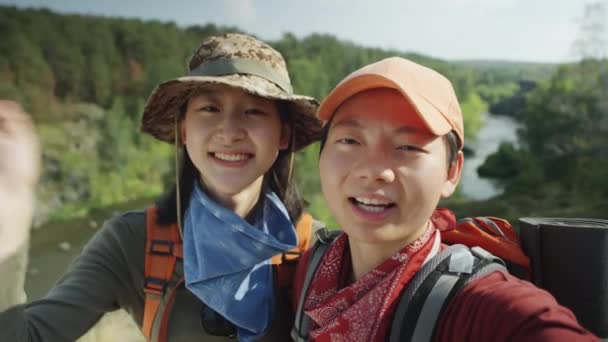 Знімок Грудей Двох Веселих Азіатських Туристів Які Махають Розмовляють Камеру — стокове відео