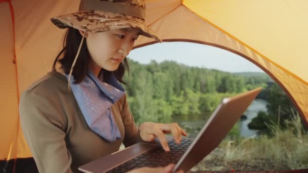 Fiatal Ázsiai Női Turista Sátorban Használja Laptop Kempingezés Közben Nemzeti — Stock videók