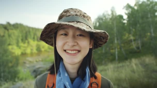 Borstfoto Van Jong Aziatisch Meisje Met Rugzak Vrolijk Glimlachen Poseren — Stockvideo