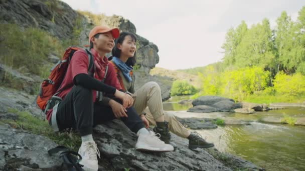 Deux Touristes Asiatiques Assis Sur Rive Rivière Souriant Discutant Belle — Video