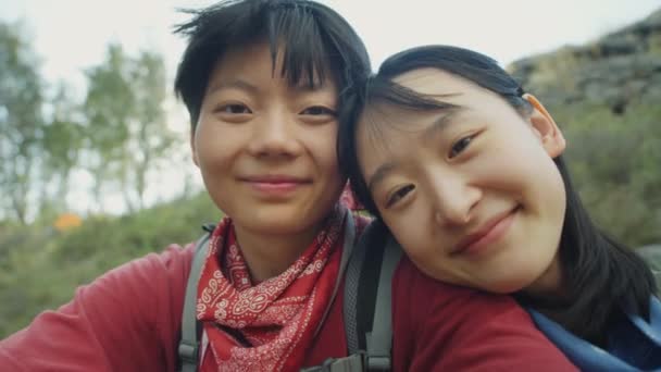 Retrato Amor Asiático Casal Feminino Posando Juntos Para Câmera Sorrindo — Vídeo de Stock