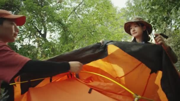 两名亚洲女游客在山林野营地搭起帐篷 落脚拍摄 — 图库视频影像