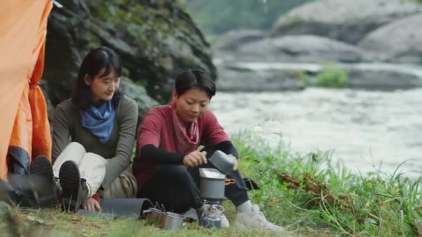 Asiático Casal Lésbico Sentado Por Barraca Acampamento Margem Rio Tendo — Vídeo de Stock