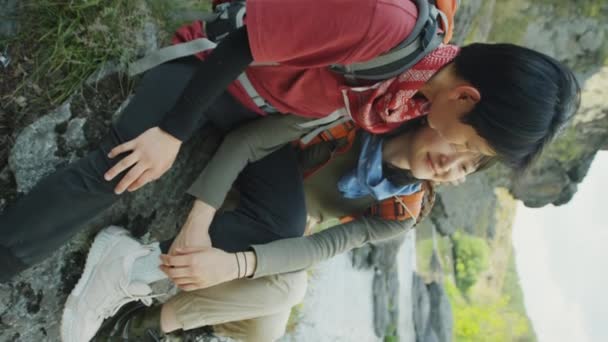 Plan Vertical Couple Femmes Asiatiques Heureuses Embrassant Souriant Discutant Nature — Video