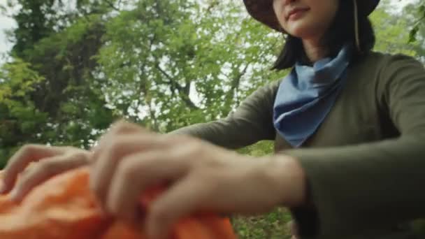 两名亚洲女性游客在国家公园度过暑假时在营地搭帐篷的潘宁照 — 图库视频影像