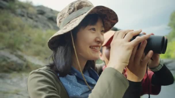 Tiro Foco Seletivo Namoradas Asiáticas Alegres Abraçando Conversando Olhando Através — Vídeo de Stock