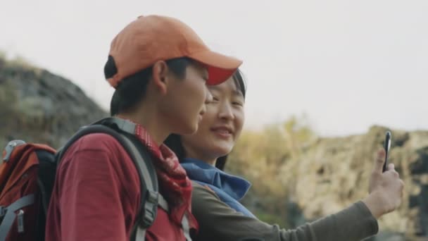 Mittlere Nahaufnahme Von Asiatischen Frauen Beim Fotografieren Mit Dem Smartphone — Stockvideo