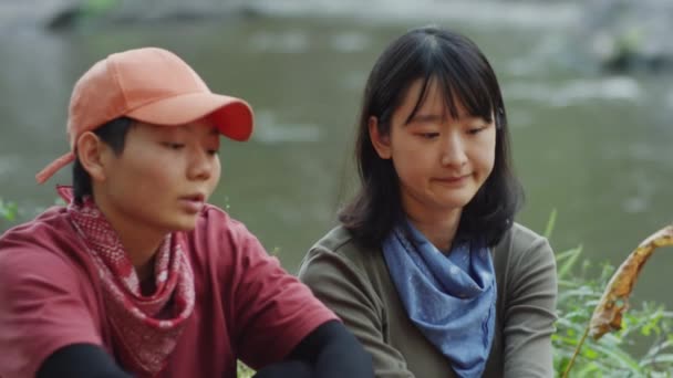 Nahaufnahme Eines Asiatischen Lesbischen Paares Das Lagerfeuer Sitzt Und Spricht — Stockvideo