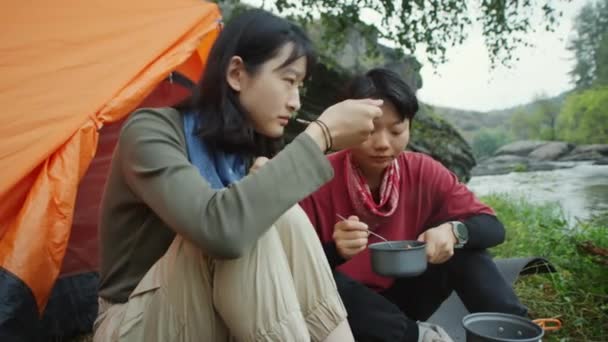 Twee Aziatische Vrouwelijke Toeristen Zitten Bij Tent Eten Diner Tijdens — Stockvideo