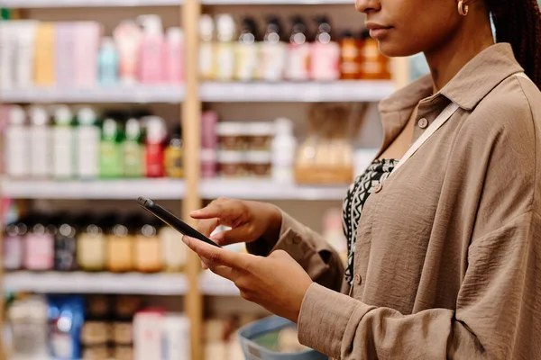 Cliente Usando Aplicativo Desconto Seu Smartphone Durante Compras Loja Cosméticos — Fotografia de Stock