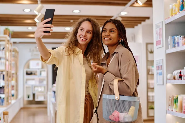 Feliz Namoradas Fazendo Retrato Selfie Smartphone Durante Compras Shopping — Fotografia de Stock