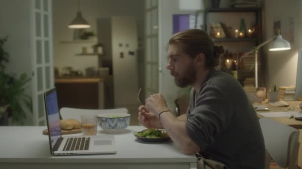 Zoom Shot Young Bearded Man Eating Dinner Watching Something Laptop — Stock Video