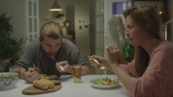 Medelstor Bild Unga Familjepar Som Äter Grönsakssallad Och Diskuterar Sin — Stockvideo
