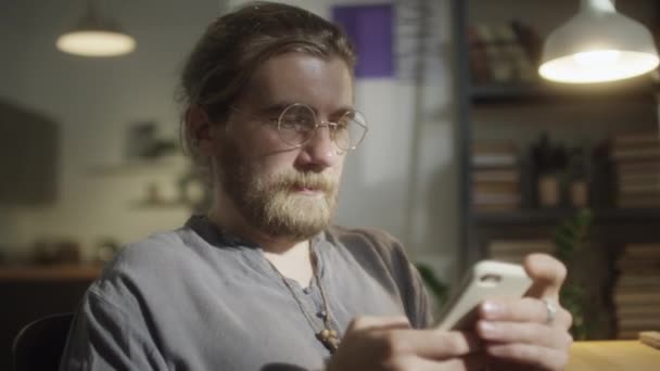 Brustbild Eines Bärtigen Mannes Mit Brille Der Abends Heimischen Arbeitsplatz — Stockvideo