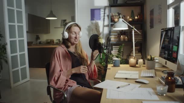 Zoom Πλάνο Της Γυναίκας Ακουστικά Μιλώντας Στο Μικρόφωνο Ενώ Καταγραφή — Αρχείο Βίντεο