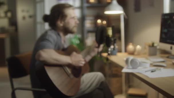 Rozmazaný Střední Záběr Hudebníka Hrajícího Kytaru Zpívajícího Mikrofonu Domácím Nahrávacím — Stock video