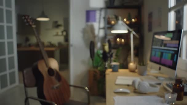 Oturma Odasının Bulanık Görüntüsü Kayıt Ekipmanlarıyla Birlikte Müziği Stüdyosu Olarak — Stok video