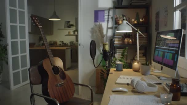 Bogenaufnahme Des Gemütlichen Wohnzimmers Mit Musikaufnahme Gibt Gitarre Computer Mikrofon — Stockvideo
