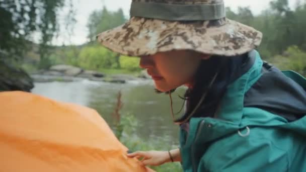 Asiatische Touristin Mit Khakifarbenem Hut Baut Zelt Auf Während Sie — Stockvideo