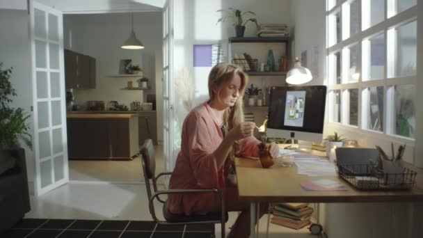 Genç Bir Kadının Aroma Mumunu Yakıp Masaya Koyarken Evden Çalışmak — Stok video