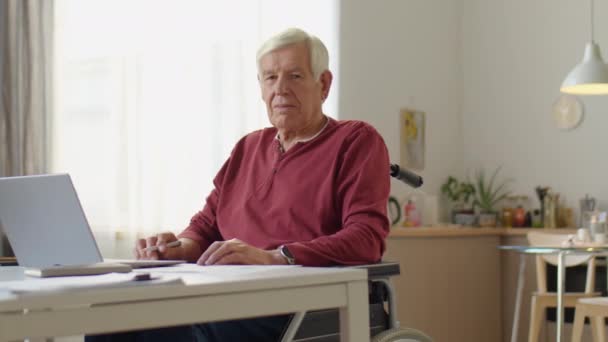 Portret Starszego Mężczyzny Siwymi Włosami Pozowanie Kamery Wózku Inwalidzkim Podczas — Wideo stockowe