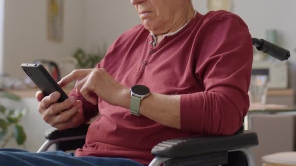 Recortado Tiro Anciano Con Discapacidad Sentado Silla Ruedas Casa Desplazándose — Vídeos de Stock