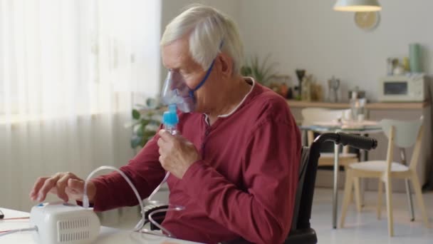 Sick Elderly Man Sitting Wheelchair Using Nebulizer Post Covid Rehabilitation — Stock Video