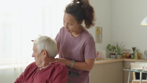 Kvinnlig Sjukgymnast Vänder Huvudet Äldre Man Rullstol Och Talar Samtidigt — Stockvideo